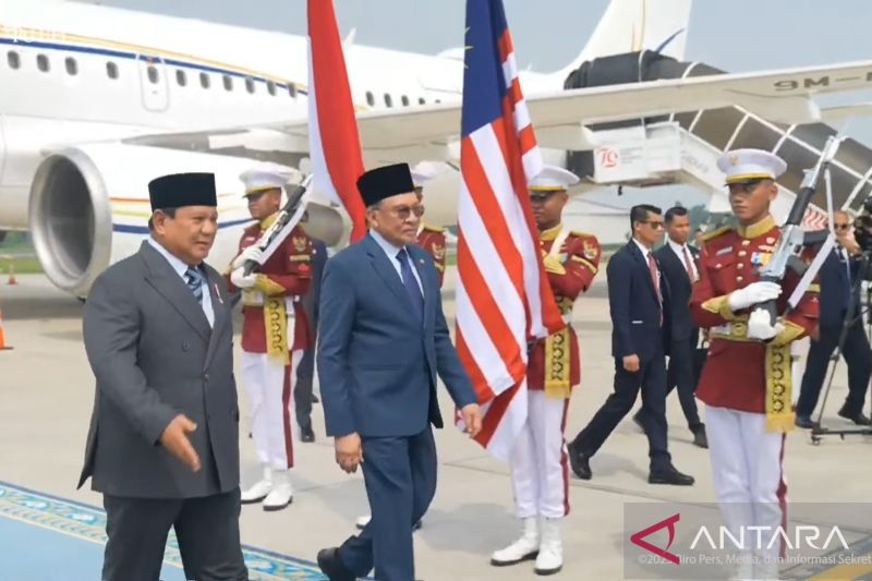 Prabowo sambut langsung kedatangan PM Anwar dan semobil bersama