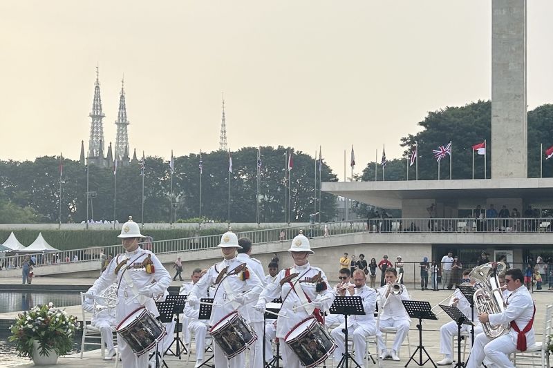 Kelompok musik berbaris Inggris tampil di HUT Jakarta