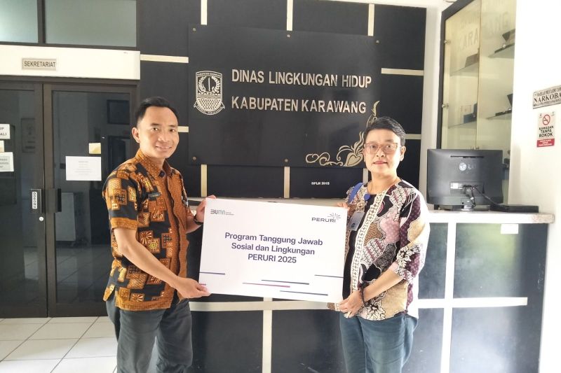 peruri-bantu-255-bibit-pohon-ke-dlh-karawang-untuk-penghijauan