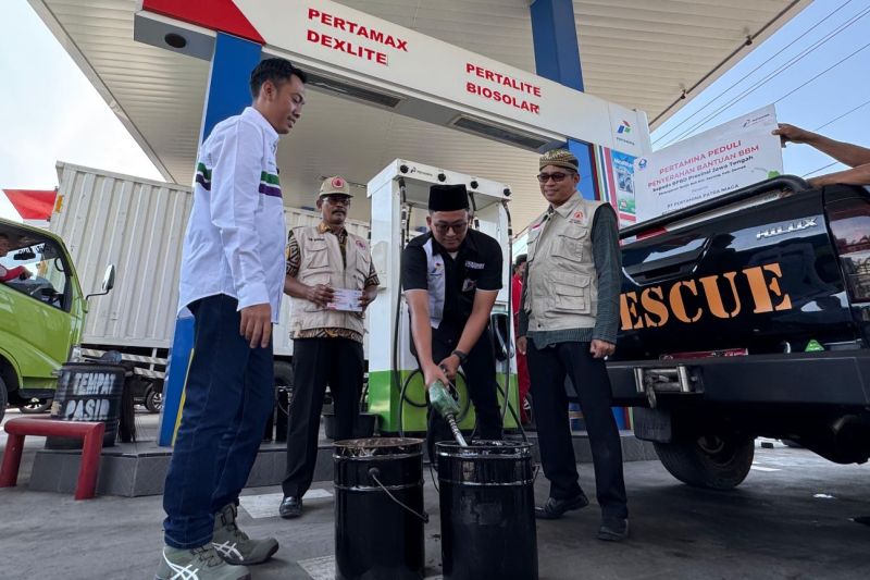 pertamina-dan-hiswana-bantu-1500-liter-bbm-atasi-rob-sayung-demak