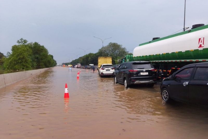 jasa-marga-respons-cepat-luapan-kali-sabi-di-tol-jakarta-tangerang