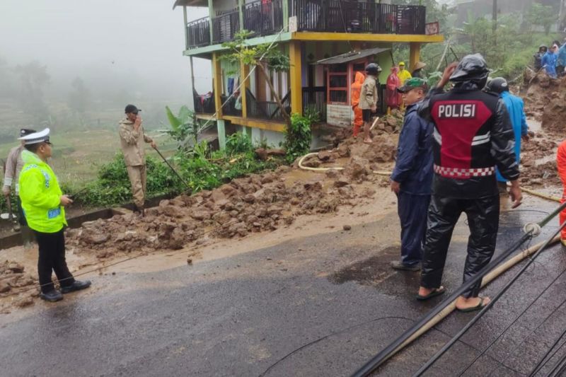 Tanah longsor, arus lalin dialihkan hindari longsor di Cilawu Garut