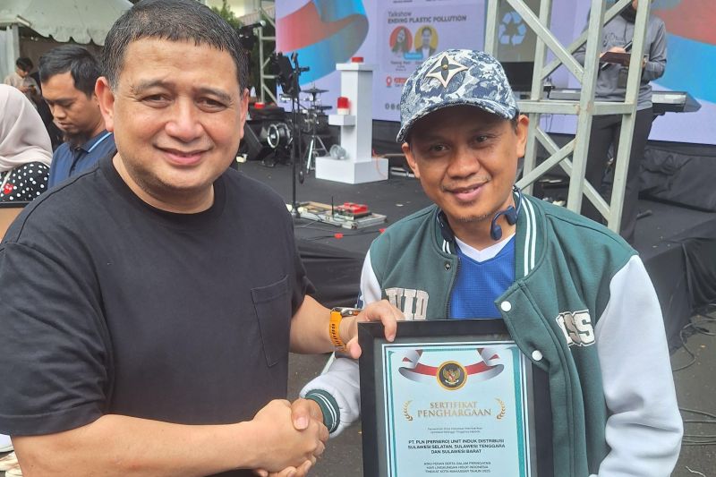 pln-sulselrabar-dapat-penghargaan-wali-kota-makassar-peringati-hlhi