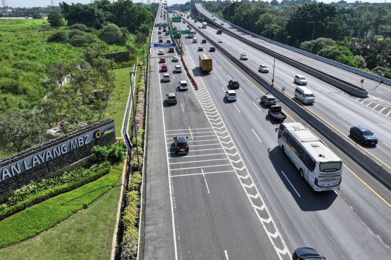 55929-kendaraan-melintasi-jalan-tol-layang-mbz-di-akhir-libur-panjang
