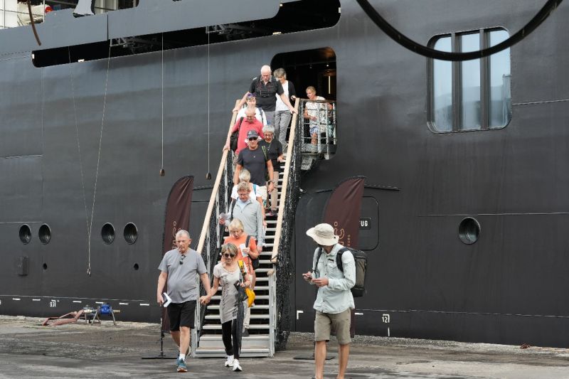 kapal-pesiar-ms-scenic-eclipse-ii-kembali-sandar-di-makassar