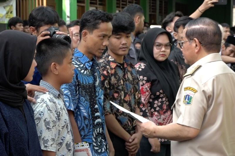 Gubernur Pramono serahkan bantuan pemutihan ijazah tahap 3
