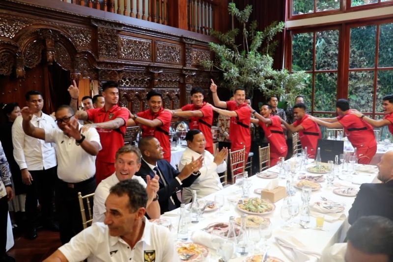 Momen Prabowo dan Timnas nyanyi Gemu Fa Mi Re di Kertanegara