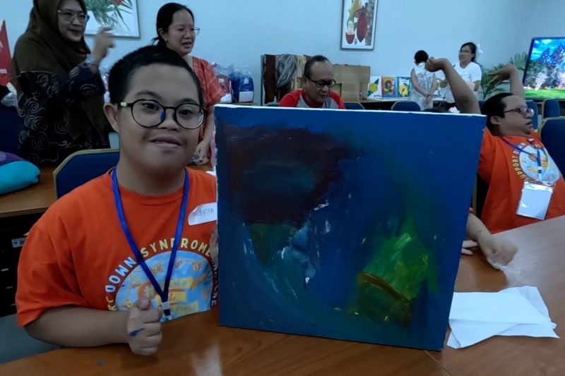Anak down syndrome ekspresikan diri dengan melukis di Kebun Raya Bogor