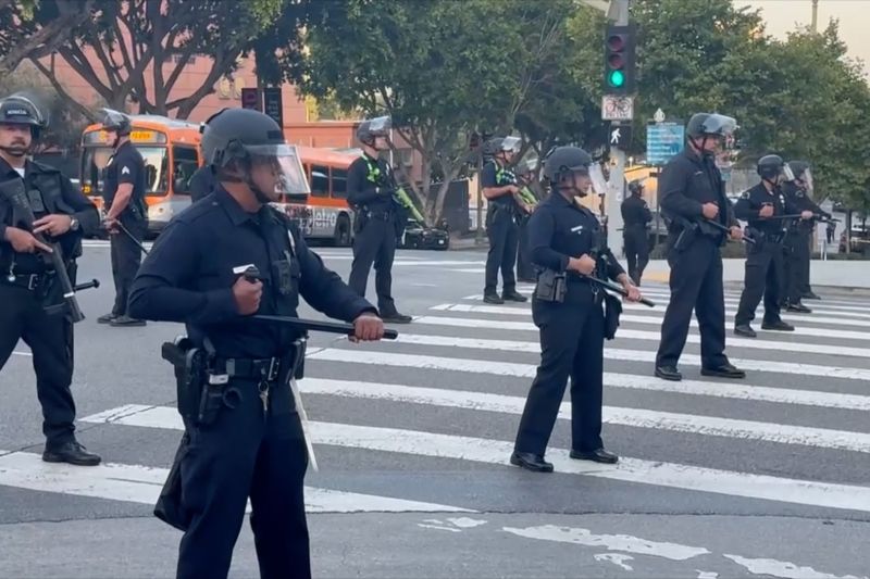 Hampir 400 orang ditangkap dalam protes imigrasi di Los Angeles