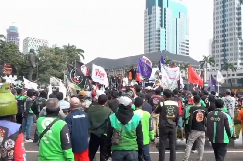 kemenhub-pastikan-tarif-ojol-naik-hingga-15-persen-tergantung-zona