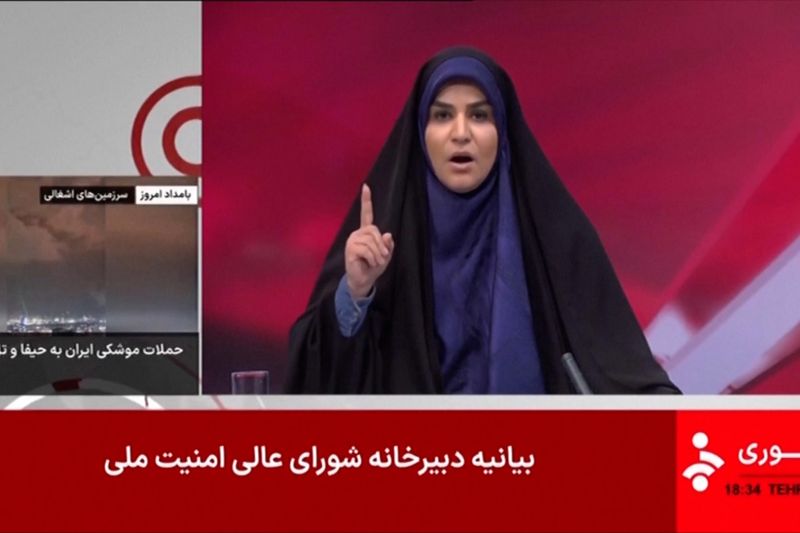 Momen dramatis pembawa acara berita Iran diserang Israel saat siaran