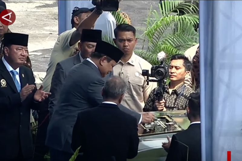 presiden-prabowo-resmikan-kendaraan-listrik-taktis-pt-pindad