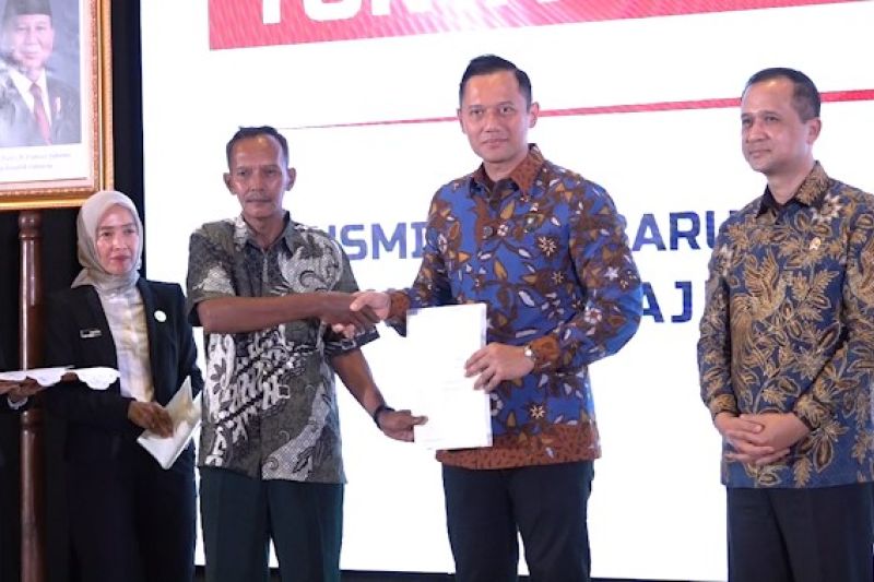 AHY serahkan 1.120 sertifikat tanah untuk transmigran lokal Sukabumi