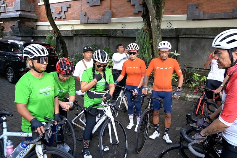 Tiga pesepeda perempuan tempuh Bali-Jakarta kampanyekan Bali bersih