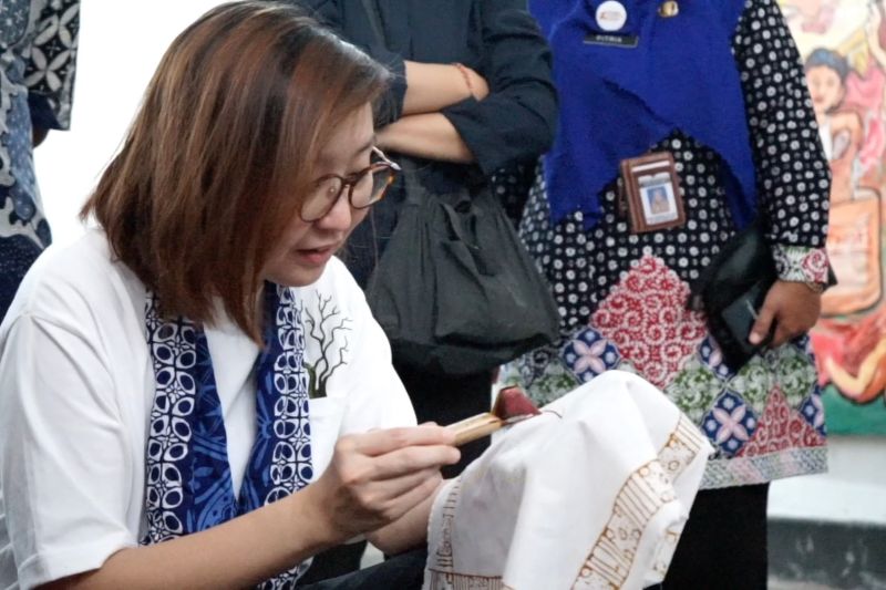 wamen-ekraf-dorong-inovasi-pengembangan-batik