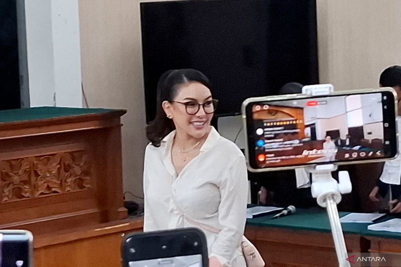 nikita-mirzani-sayangkan-diperlakukan-sebagai-pelaku-yang-berbahaya