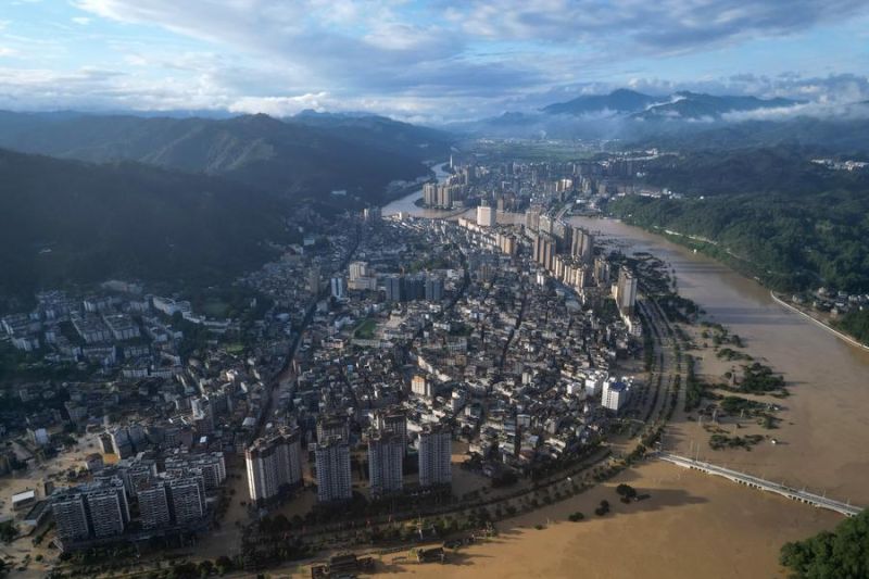 Melihat bencana banjir yang melanda wilayah Rongjiang, China