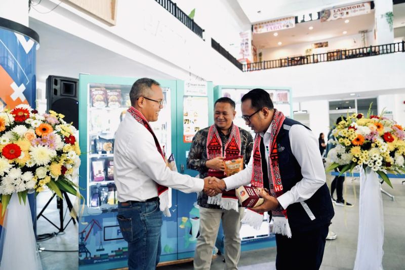 pelindo-asdp-hadirkan-vending-machine-umk-perkuat-ekonomi-rakyat
