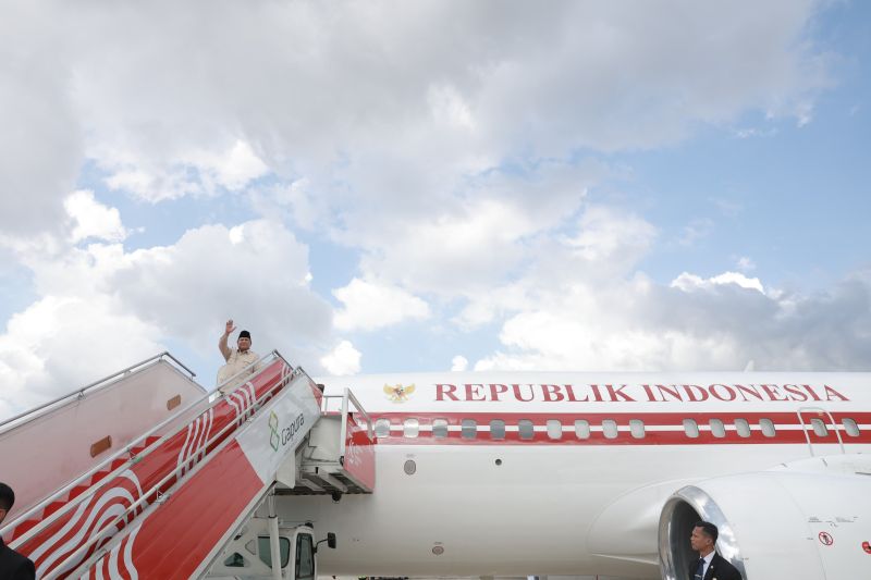 Presiden Prabowo disambut dentuman meriam salvo saat tiba di Jeddah