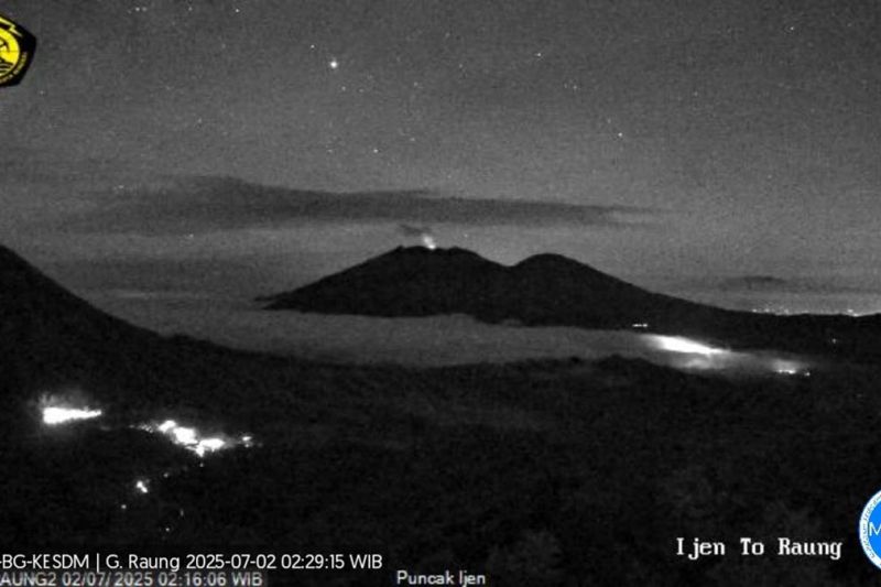 Gunung Raung kembali erupsi, terlihat sinar api pada Rabu dini hari