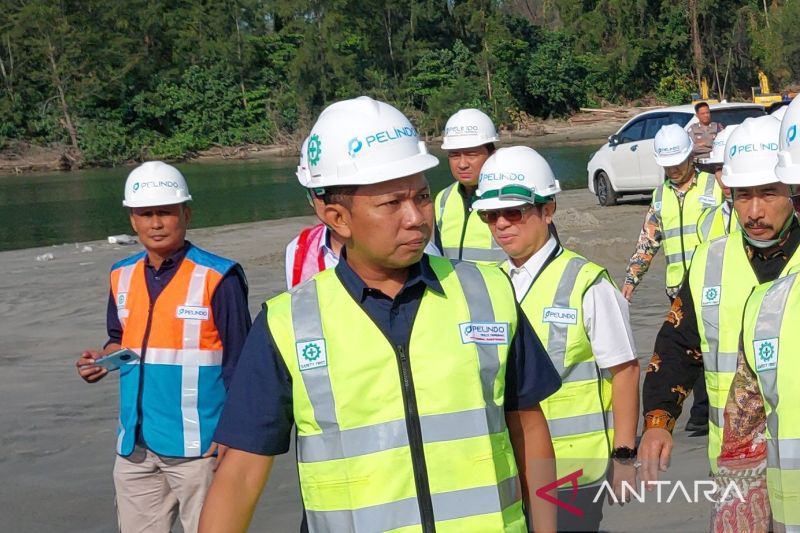 pelindo-keruk-alur-pelabuhan-baai-bengkulu-dengan-kedalaman-4-meter