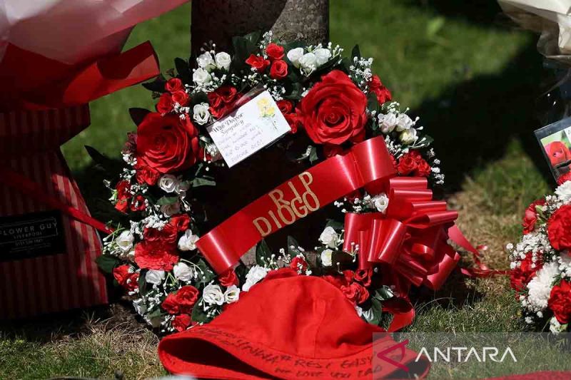 karangan-bunga-dan-penghormatan-untuk-diogo-jota-di-stadion-anfield-liverpool
