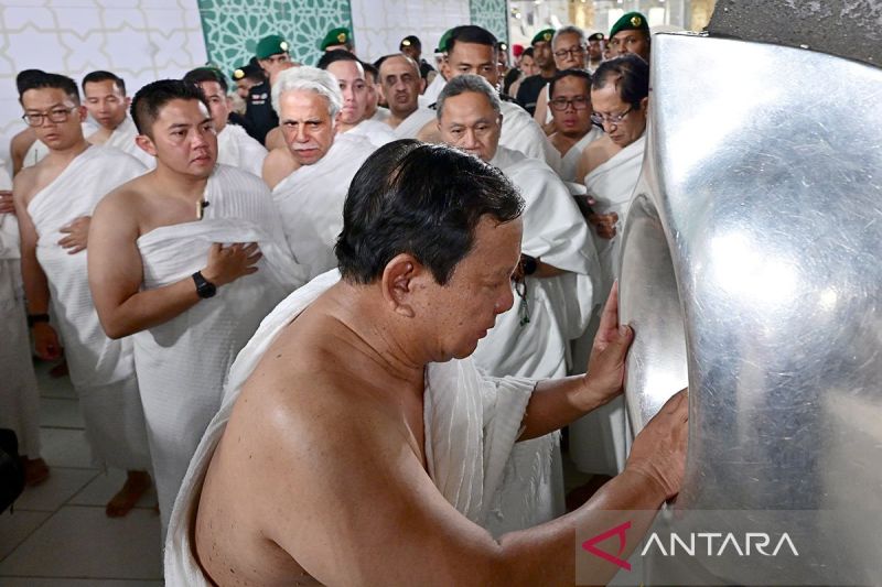 Presiden tunaikan umrah, cium Hajar Aswad di sela kunjungan Arab Saudi