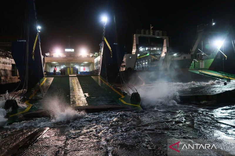 Kapal Tunu Pratama Jaya tenggelam di Selat Bali