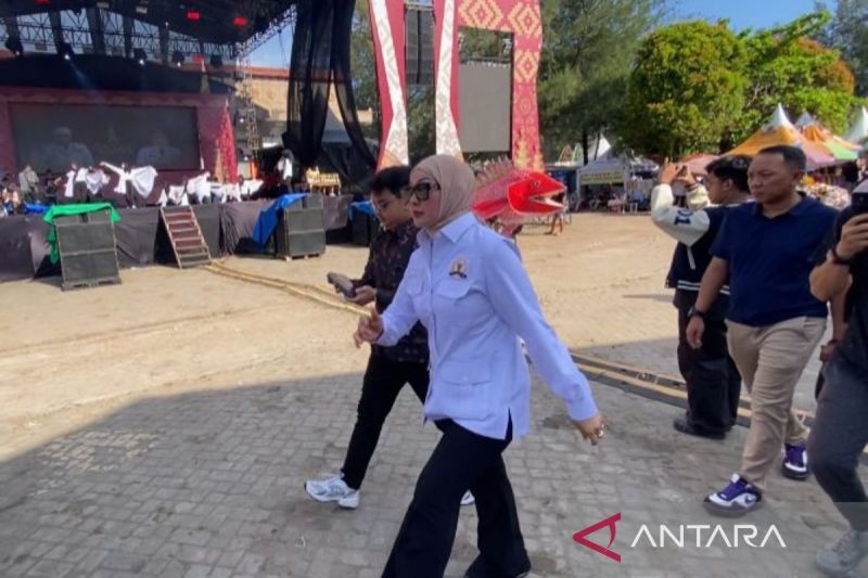 anggota-dpr-undang-menteri-pariwisata-pada-penutupan-festival-tabut
