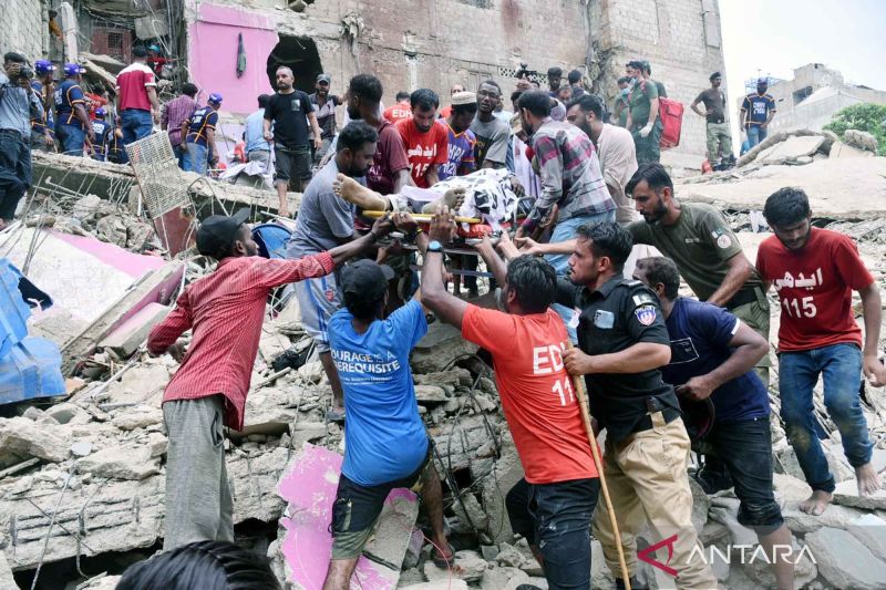 Rusun lima lantai roboh tewaskan tujuh orang di Pakistan