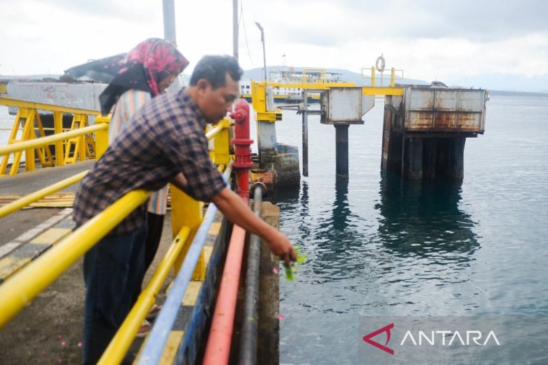 Keluarga korban kapal tenggelam berdoa dan tabur bunga di Selat Bali