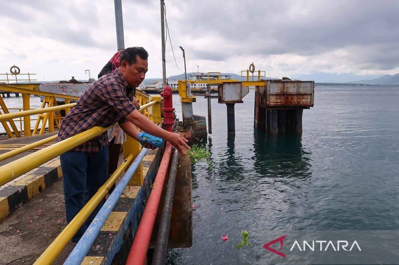 Keluarga korban kapal tenggelam berdoa dan tabur bunga di Selat Bali