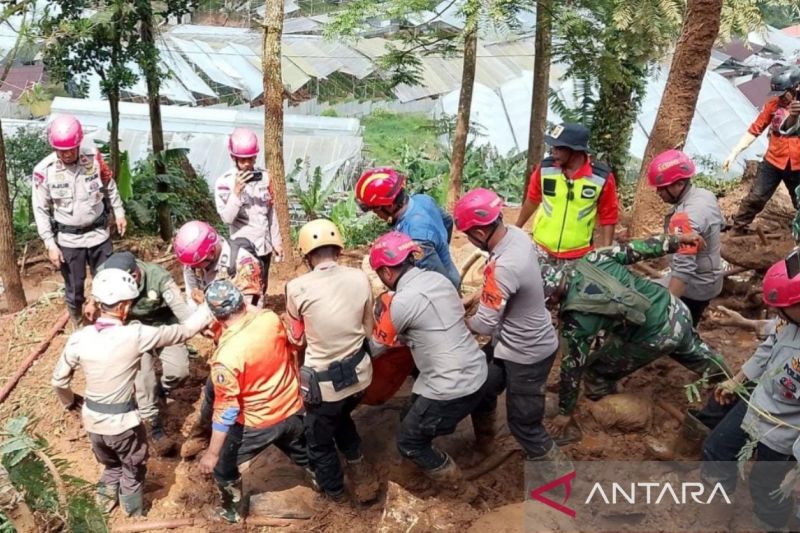 Tiga korban bencana di Puncak berhasil dievakuasi, satu masih dicari