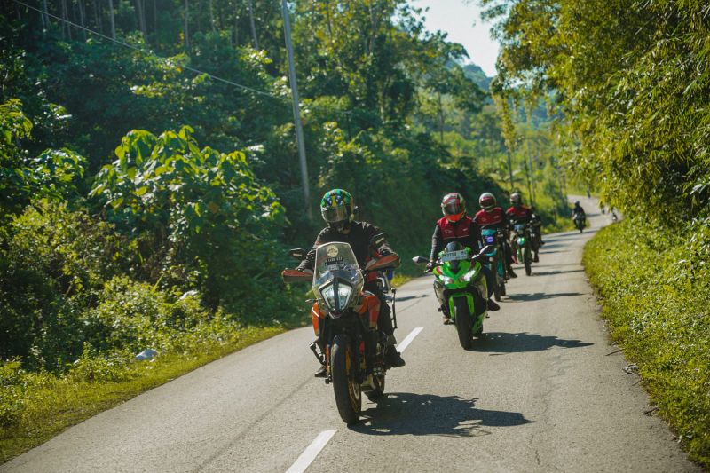 motul-sambangi-ntt-eksplorasi-wisata-hingga-beri-dukungan-pendidikan