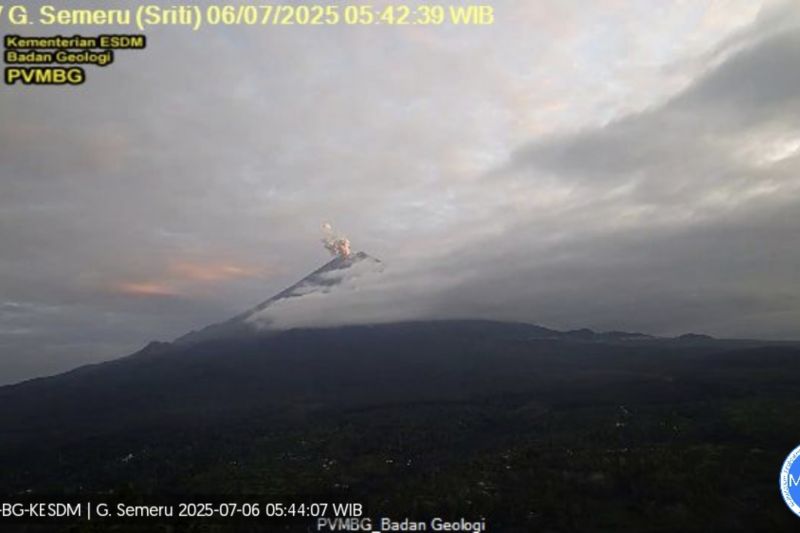 Gunung Semeru kembali erupsi, tinggi letusan 600 meter di atas puncak