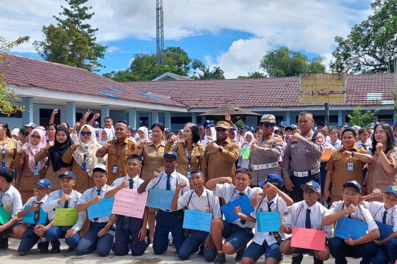 Pemkot Sorong beri seragam gratis untuk 17 ribu siswa SD-SMA