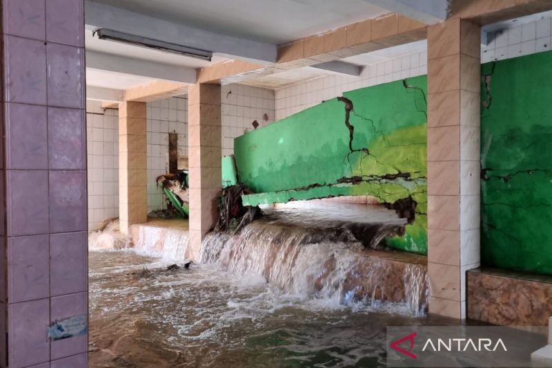 Jaksel benahi tanggul jebol di mushala Jati Padang imbas banjir