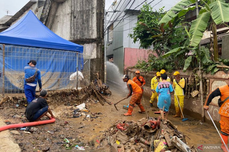 Jaksel kerahkan petugas dan pompa untuk tangani banjir di Rawajati