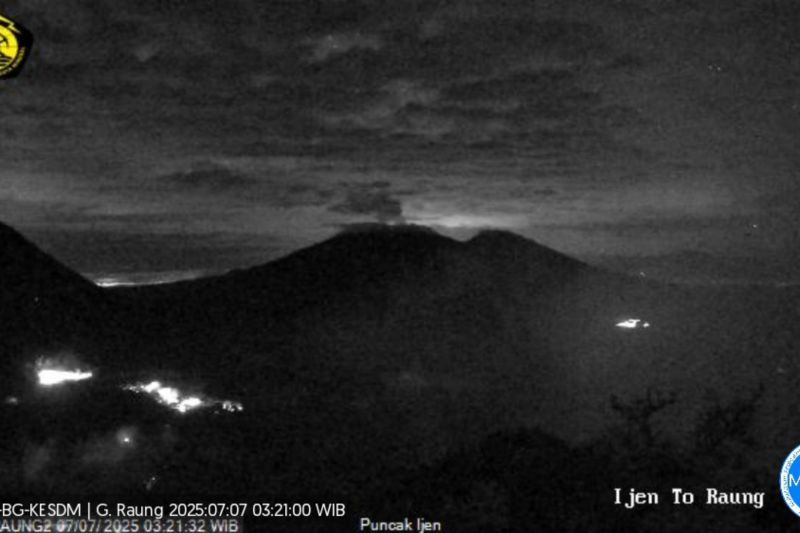 Gunung Raung erupsi dua kali, tinggi letusan hingga 1 km