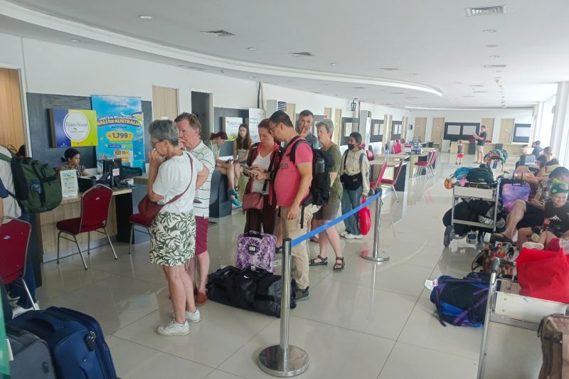 bandara-ngurah-rai-24-penerbangan-batal-dampak-erupsi-lewotobi
