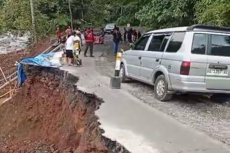 Longsor, kendaraan besar dilarang lewat jalan lintas Liwa-Krui