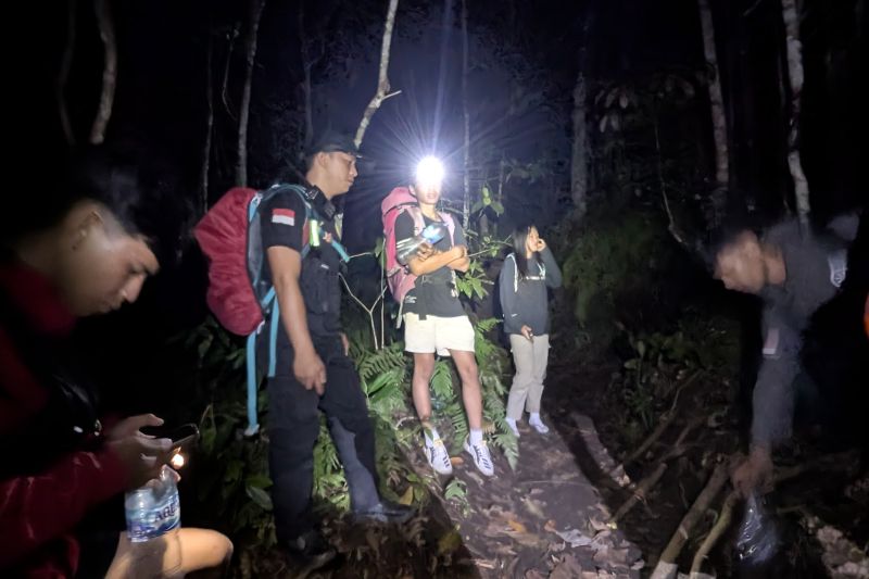 SAR Manado evakuasi pendaki pingsan saat mendaki Gunung Klabat-Minut