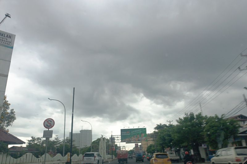 BMKG: Sejumlah wilayah RI berpotensi hujan ringan-petir pada Minggu