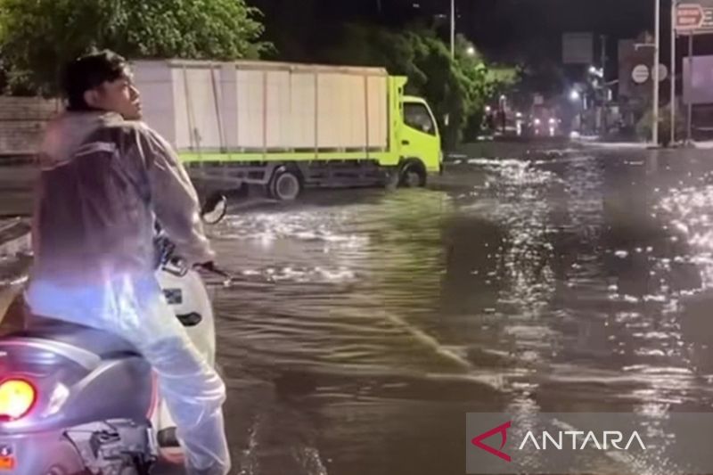 Area lampu merah Outer Ring Road Kembangan Jakbar masih banjir