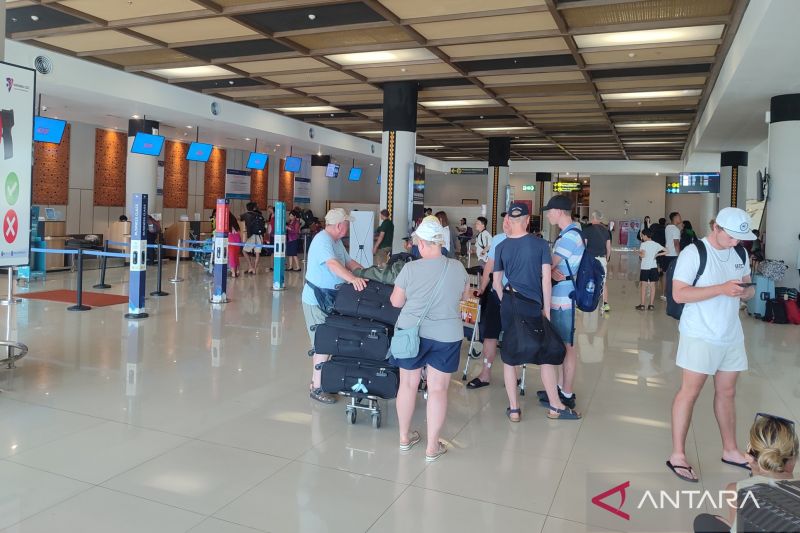 bandara-komodo-penerbangan-airasia-dari-denpasar-batal-dampak-erupsi