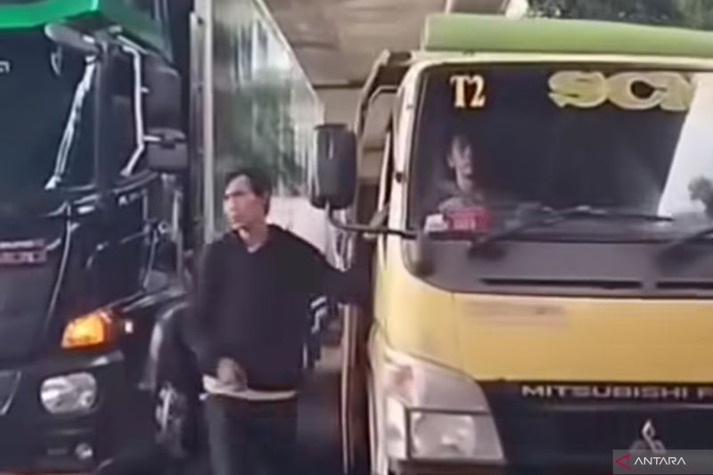 polisi-tangkap-pemalak-sopir-truk-bersenjata-tajam-di-jaktim