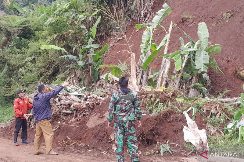 Longsor ditangani, Jalur Puncak II sudah bisa dilalui kendaraan