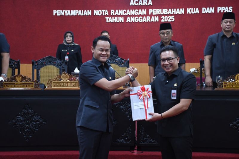 Pemkab Purbalingga serahkan Rancangan Perubahan KUA-PPAS 2025 ke DPRD