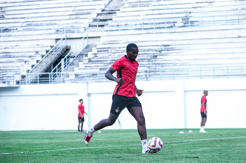 Persik rekrut  Sylvain Atieda pertajam lini depan