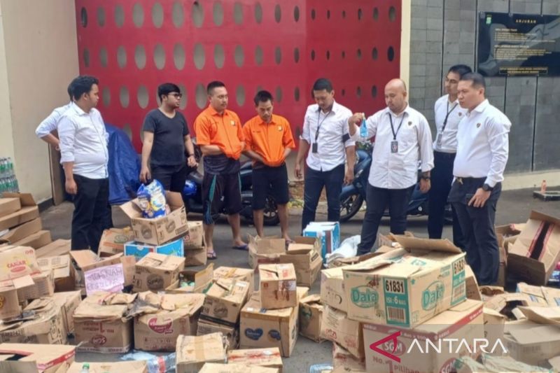 polisi-tangkap-dua-penjual-barang-kedaluwarsa-di-tangsel